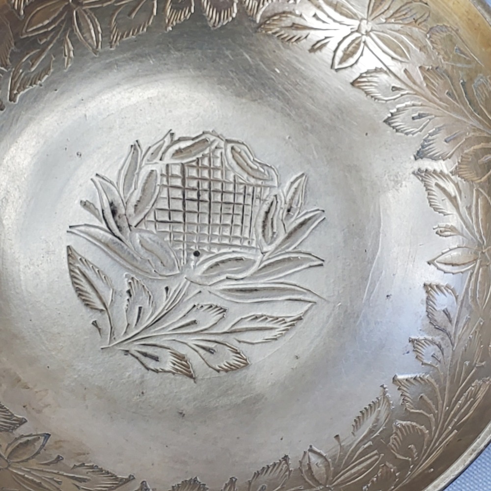 Vintage Etched Brass Ashtray Floral Design Round Gold Tone 5.5 inches India 102 - Picture 4 of 10